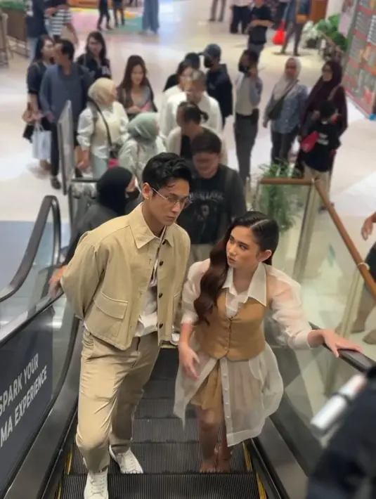 Walaupun sudah lama berteman, ini adalah pertama kalinya Tissa dan Antonio bekerja bersama dalam proyek profesional. Mereka berdua sepakat untuk menciptakan suasana kerja yang nyaman dan menyenangkan. (Liputan6.com/IG/@tissabiani)