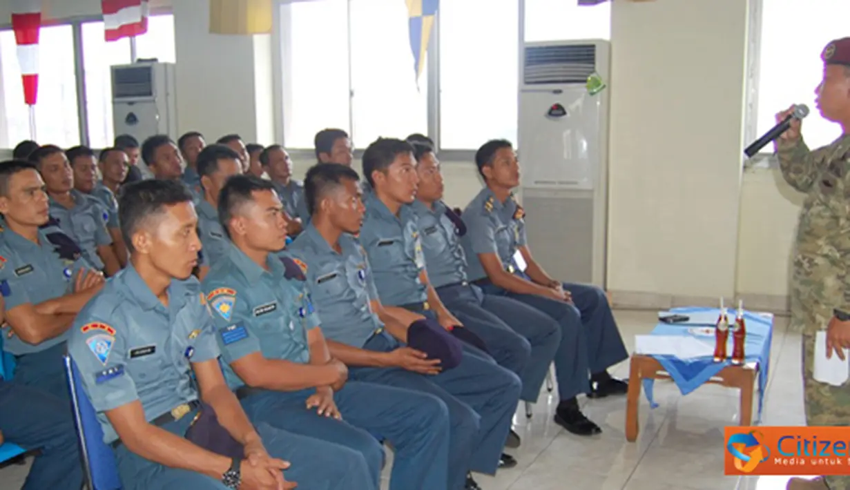 Citizen6, Jakarta: Prajurit KRI Kolinlamil sebagai Pelaku Latihan SAR dan Sea Survival mendapatkan pendalam materi oleh anggota Satpaskaarmabar, di Gedung Laut Natuna Mako Kolinlamil, Tanjung Priok, Jakarta, Kamis (6/9).(Pengirim: Kadispen Kolinlamil).