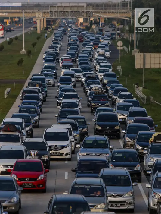 Sejumlah kendaraan antre di gerbang tol Palimanan Cipali, Jawa Barat, Kamis (29/6). Memasuki H+4 Lebaran, arus balik dari Jawa Tengah menuju Jakarta masih terpantau padat dan puncak arus balik diprediksi terjadi H+5 dan H+6. (Liputan6.com/Faizal Fanani)