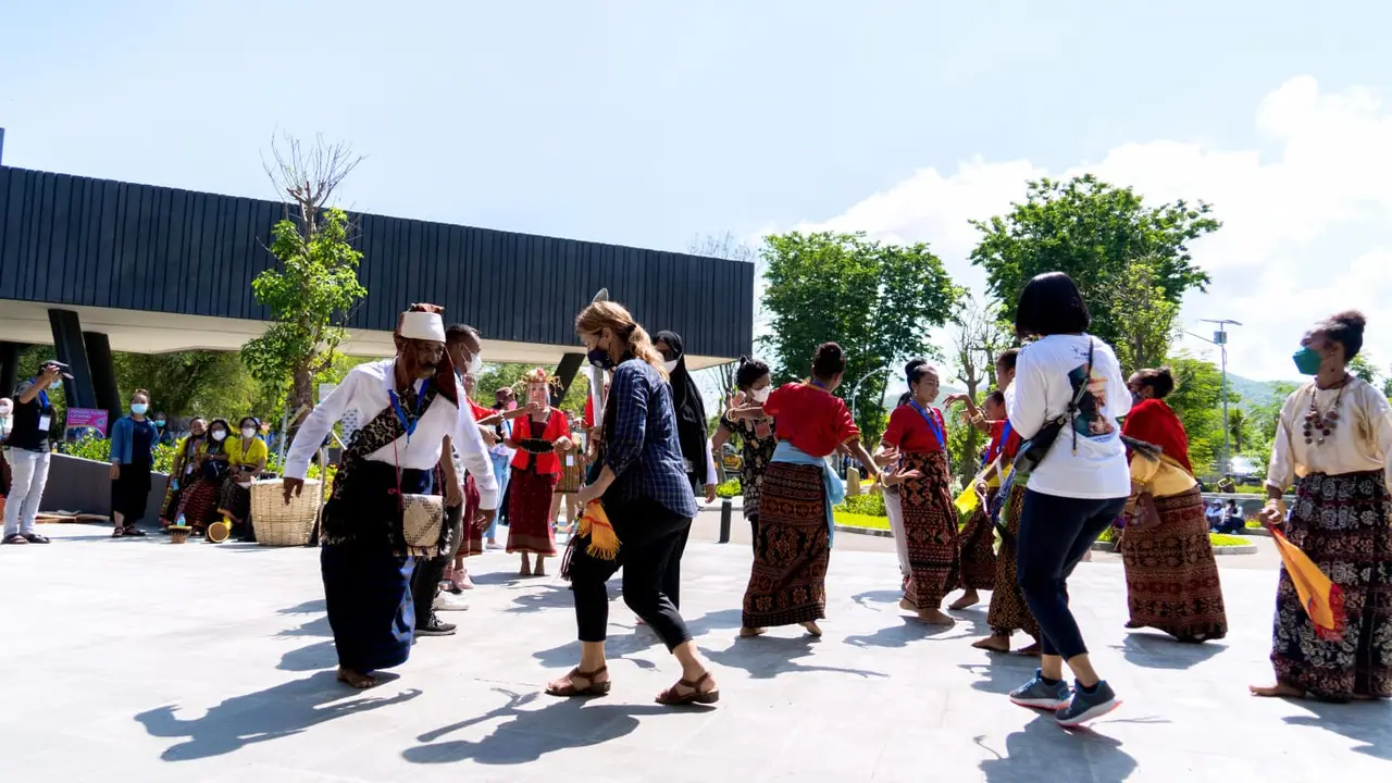 Para peserta IAWP, ikut menari tarian Hegong dalam acara penyambutan Polisi Wanita dari seluruh dunia di  Destinasi Wisata Super Premium Gua Batu cermin dan mengunjungi para pelaku UMKM. (Foto Istimewah)