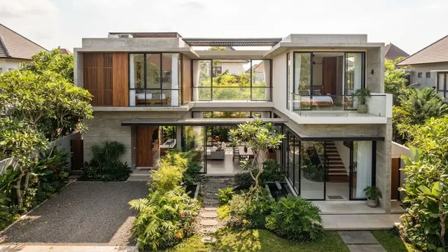 Model Rumah dengan Taman Kecil di Tengah Bangunan