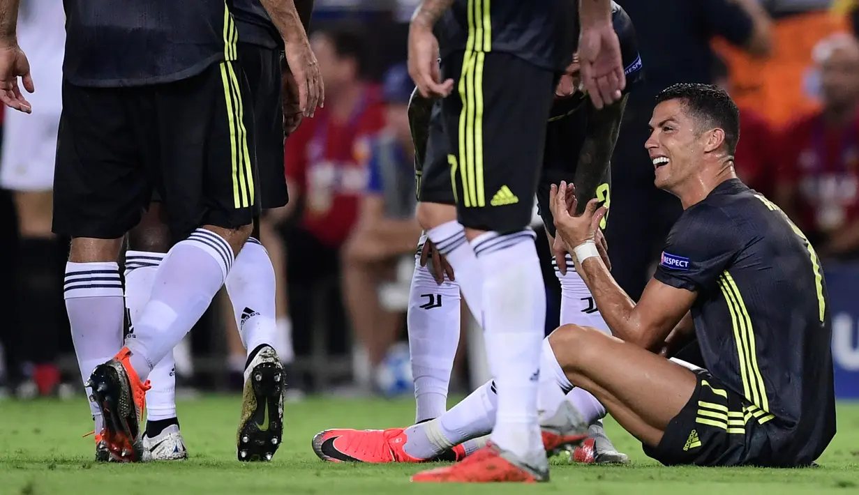 Pemain Juventus, Cristiano Ronaldo bereaksi setelah menerima kartu merah saat melawan Valencia pada matchday pertama Grup H Liga Champions, di Stadion Mestalla, Rabu (19/9). Ini menjadi kartu merah pertama Ronaldo di Liga Champions. (JAVIER SORIANO/AFP)