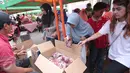 Warga tengah membeli daging murah di Jakarta, Minggu (21/2). Kementerian Pertanian (Kementan) bersama PT Berdikari (Persero) menggelar operasi pasar dengan penjualan paket daging sapi lokal terjangkau. (Liputan6.com/Angga Yuniar)