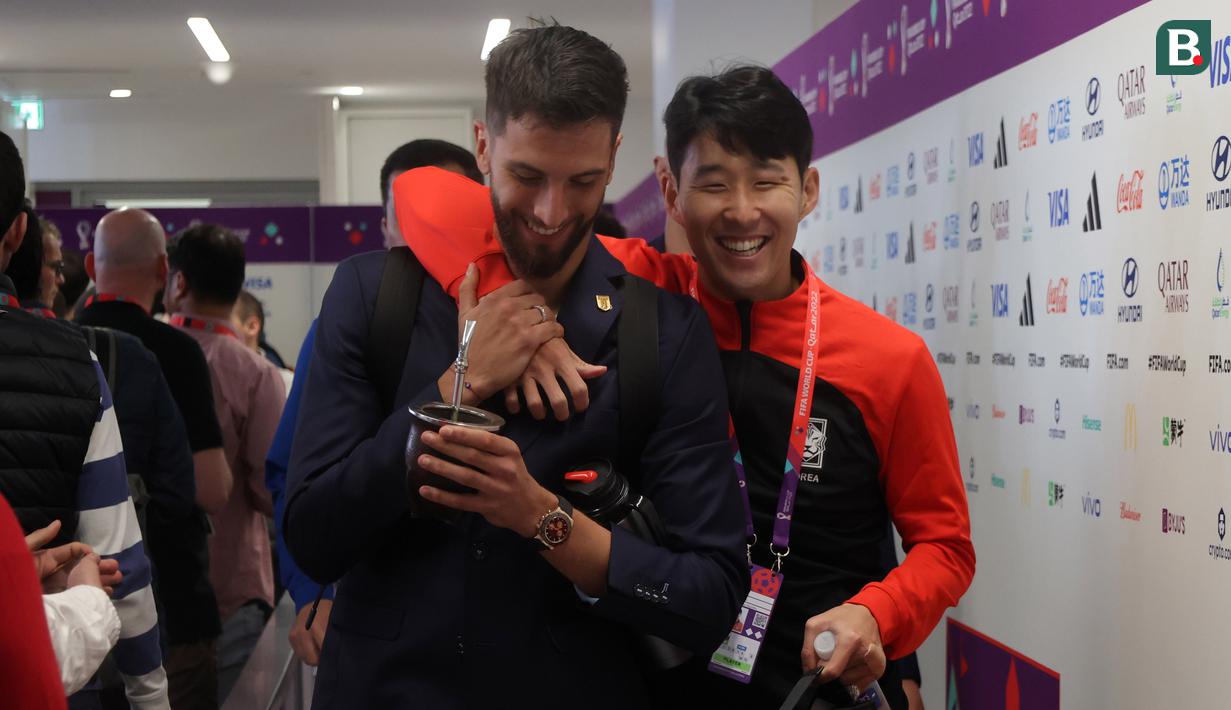 Usai ia melakukan wawancara, kebetulan pemain Timnas Uruguay, Rodrigo Bentancur turut masuk mixed zone. Ia pun langsung menghampiri sang kapten Korea Selatan tersebut. (Bola.com/Hendry Wibowo)