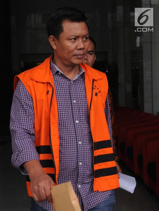 Tersangka mantan anggota DPRD Sumut, Muslim Simbolon usai menandatangani berkas perpanjangan penahanan di gedung KPK, Jakarta, Senin (1/10). Muslim Simbolon diduga menerima suap penyetujuan Laporan Pertanggungjawaban APBD 2012. (Merdeka.com/Dwi Narwoko)