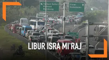 Libur Isra Mi'raj kawasan Puncak Jawa Barat macet total. Polresta Bogor memberlakukan sistem buka tutup kendaraan menuju kawasan tersebut. Kemacetan mulai dirasakan di pintu keluar tol Ciawi.