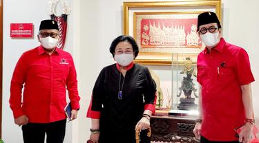 Ketua Umum PDIP Megawati Soekarnoputri bersama dengan Sekjen PDIP Hasto Kristiyanto dan Ketua Bidang Hukum, HAM, dan Perundang-Undangan PDIP Yasonna Laoly.