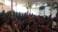 Pendukung Ahok nonton bareng debat cagub DKI di Rumah Lembang (Delvira Chaerani Hutabarat/Liputan6.com)