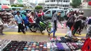 Pengendara motor melintas diatas trotoar yang samping kanan-kirinya dipenuhi pedagang kaki lima di Jalan Kebon Jati, Tanah abang, Sabtu (23/12). (Liputan6.com/Angga Yuniar)