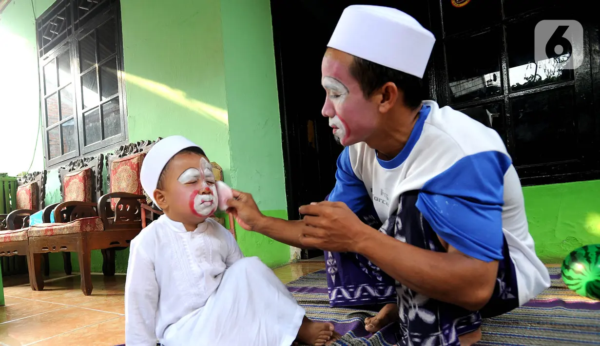 Yahya memiliki kesenangan pada dunia hiburan khususnya badut. Menghibur dan mengundang gelak tawa  anak-anak adalah sesuatu yang amat bernilai bagi hidupnya. Terkadang ia mengajak anak bungsunya  yang suka dipanggil “Bacil” atau badut cilik mengajar bersama. (merdeka.com/Arie Basuki)