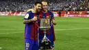 Lionel Messi (kiri) melakukan sesi foto bersama rekannya Andres Iniesta usai meraih trofi Copa del Rey (King's Cup) di Vicente Calderon stadium, Madrid, (27/5/2017). (AFP/Ander Gillenea)