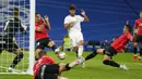 Hattrick Asensio akhirnya tercipta pada menit ke-55. Memanfaatkan umpan dari Benzema, Asensio sukses melesatkan sepakan melengkung ke gawang Mallorca. (AP/Manu Fernandez)