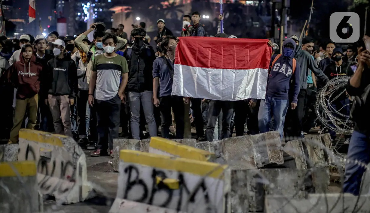Ratusan pengunjuk rasa gabungan dari berbagai Universitas saat aksi menolak kenaikan harga BBM bersubdisi di kawasan Patung Kuda Arjuna Wijaya, Jakarta, Selasa (13/9/2022). Aksi unjuk rasa yang disertai membakar ban mobil bekas menolak kenaikan BBM subsidi. (Liputan6.com/Faizal Fanani)