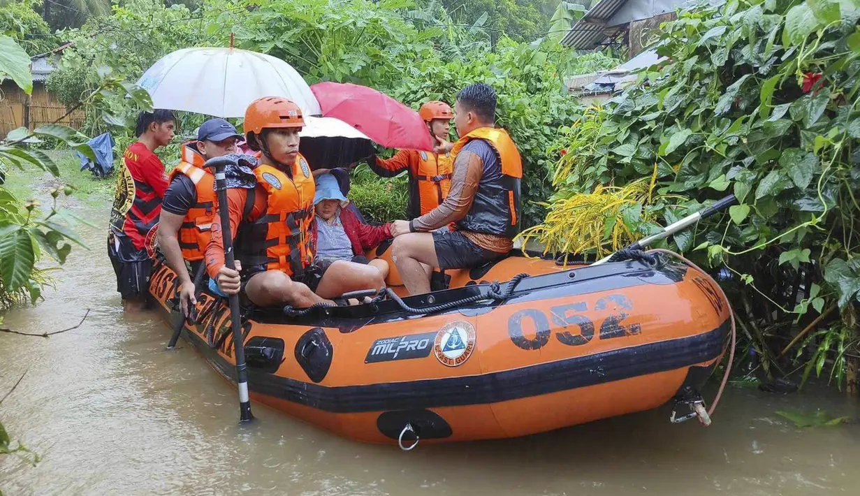Di provinsi Cavite, selatan Manila, dan Samar Utara, di wilayah tengah negara itu, petugas menggunakan perahu karet dan tali untuk menyelamatkan dan mengevakuasi puluhan penduduk desa yang terendam banjir setinggi pinggang hingga dada, kata penjaga pantai. (Philippine Coast Guard via AP)