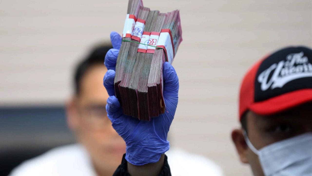 FOTO: FOTO KPK Tunjukkan Barang Bukti Uang 850 Juta Hasil OTT Ketua PN Depok