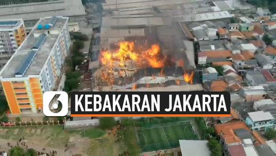 VIDEO: Kebakaran Pabrik Mebel, Penghuni Rusun Cakung Panik