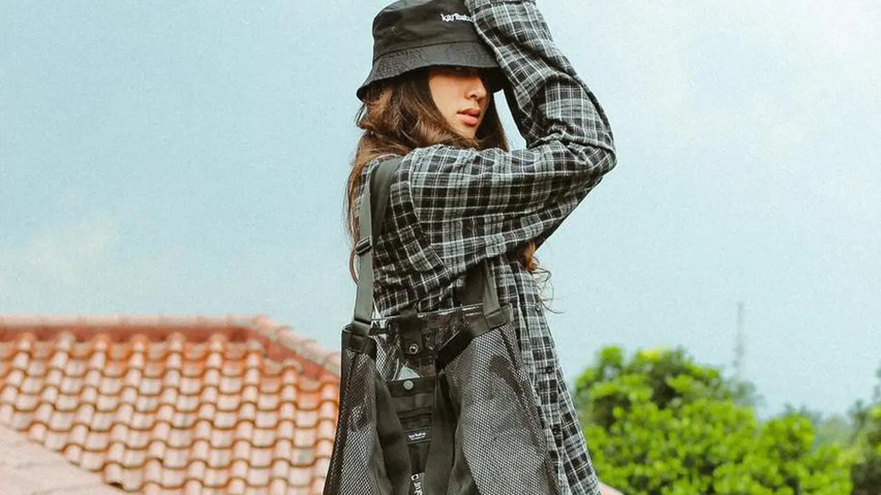Yasmin Napper kenakan pakaian dari brand fashion Karibatur/dok. Karibatur