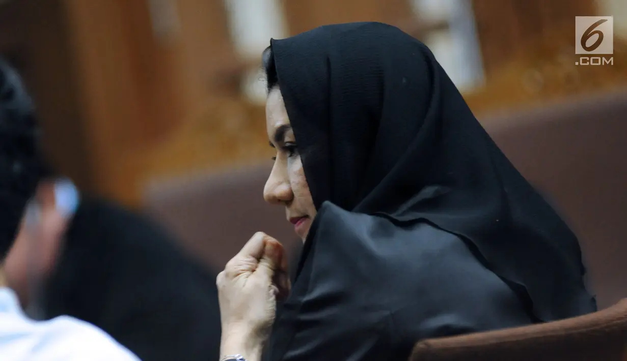 Bupati nonaktif Kutai Kartanegara, Rita Widyasari saat mengikuti sidang perdana di Pengadilan Tipikor, Jakarta, Rabu (21/2). Rita didakwa dalam dugaan suap pemberian izin lokasi perkebunan kelapa sawit. (Liputan6.com/Helmi Fithriansyah)