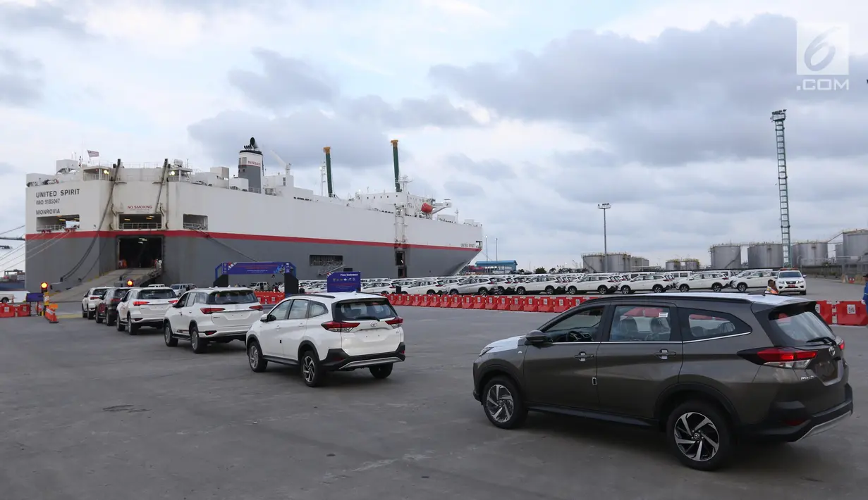 Sejumlah mobil yang akan diekspor bergerak menuju kapal di PT IKT, Tanjung Priok, Jakarta Utara, Selasa (12/2). (Liputan6.com/Angga Yuniar)