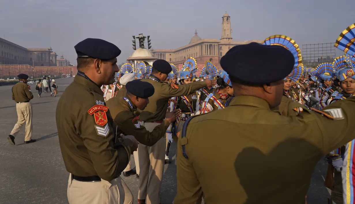 Instruktur pasukan paramiliter India memeriksa formasi kontingen mereka saat mereka bersiap untuk berlatih pawai untuk parade hari Republik mendatang di New Delhi, India, Kamis (19/1/2023). Hari Republik India akan dirayakan pada 26 Januari. (AP Photo/Manish Swarup)