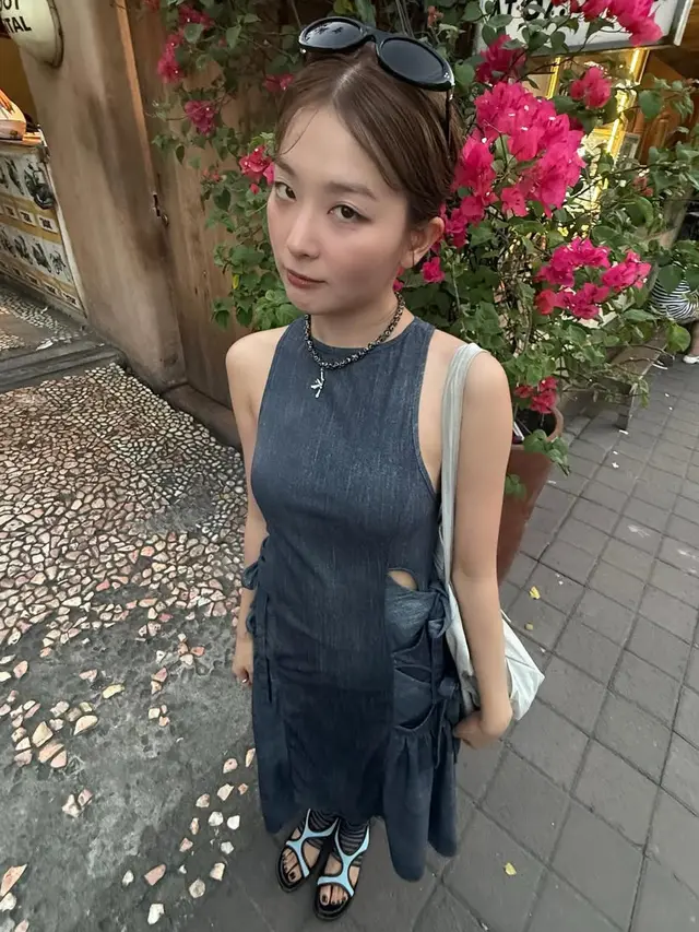 Seulgi Red Velvet saat liburan di Bali tampil stylish. [@hi_sseulgi]