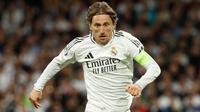 Luka Modric akan meninggalkan Real Madrid setelah Piala Dunia Antarklub yang akan dimulai pada 18 Juni 2025 di Amerika Serikat. Tampak dalam foto, gelandang Real Madrid asal Kroasia, Luka Modric mengontrol bola saat pertandingan sepak bola leg kedua perempat final Liga Champions melawan Arsenal di Stadion Santiago Bernabeu, Madrid pada 16 April 2025. (Pierre-Philippe MARCOU/AFP)