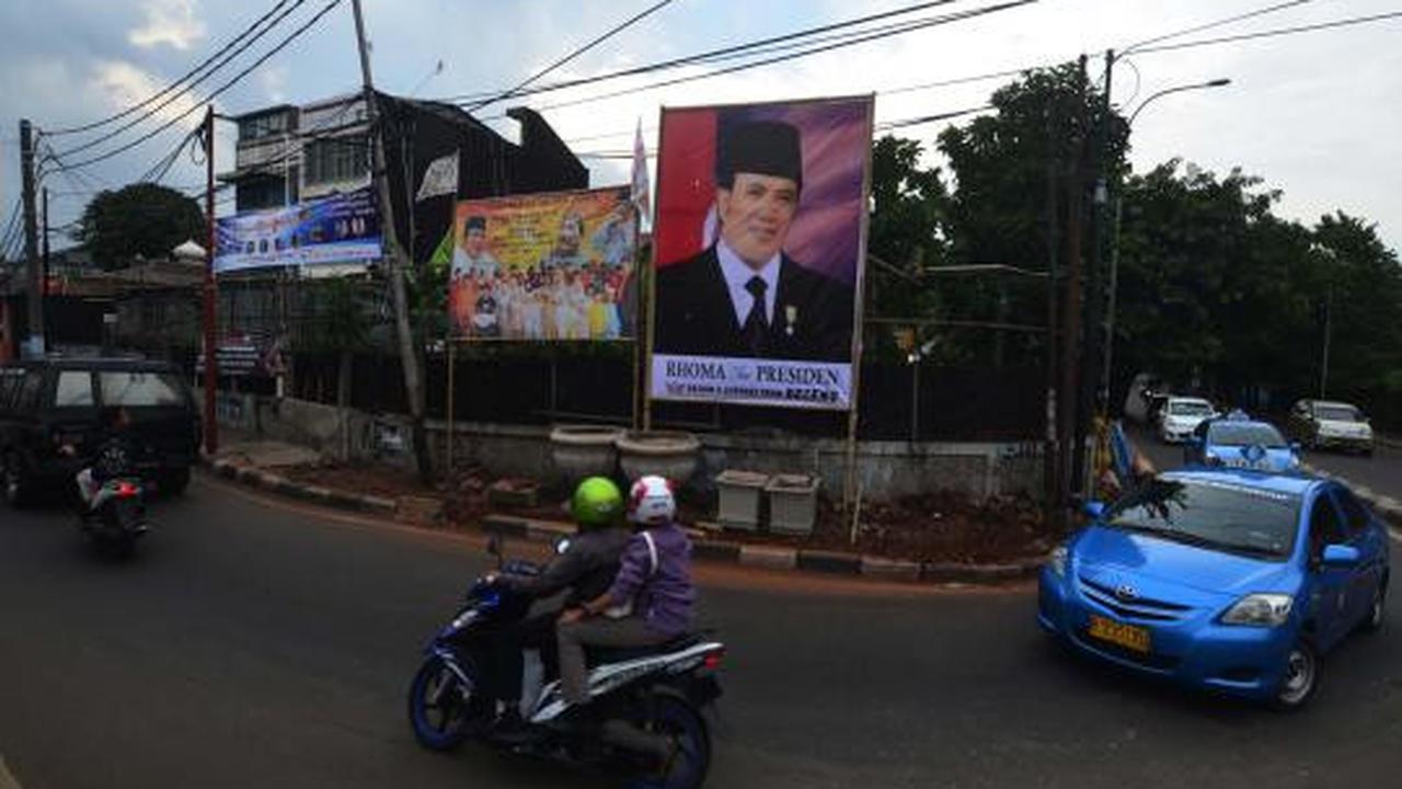 Baliho besar bertulis 'Rhoma For Presiden' 
