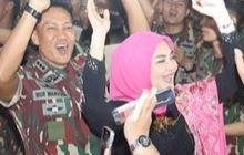 Senyum Bahagia Juliana Moechtar Saksikan Sang Suami Nur Wahyudi Lepas Jabatan Komandan Kopassus Satuan 81