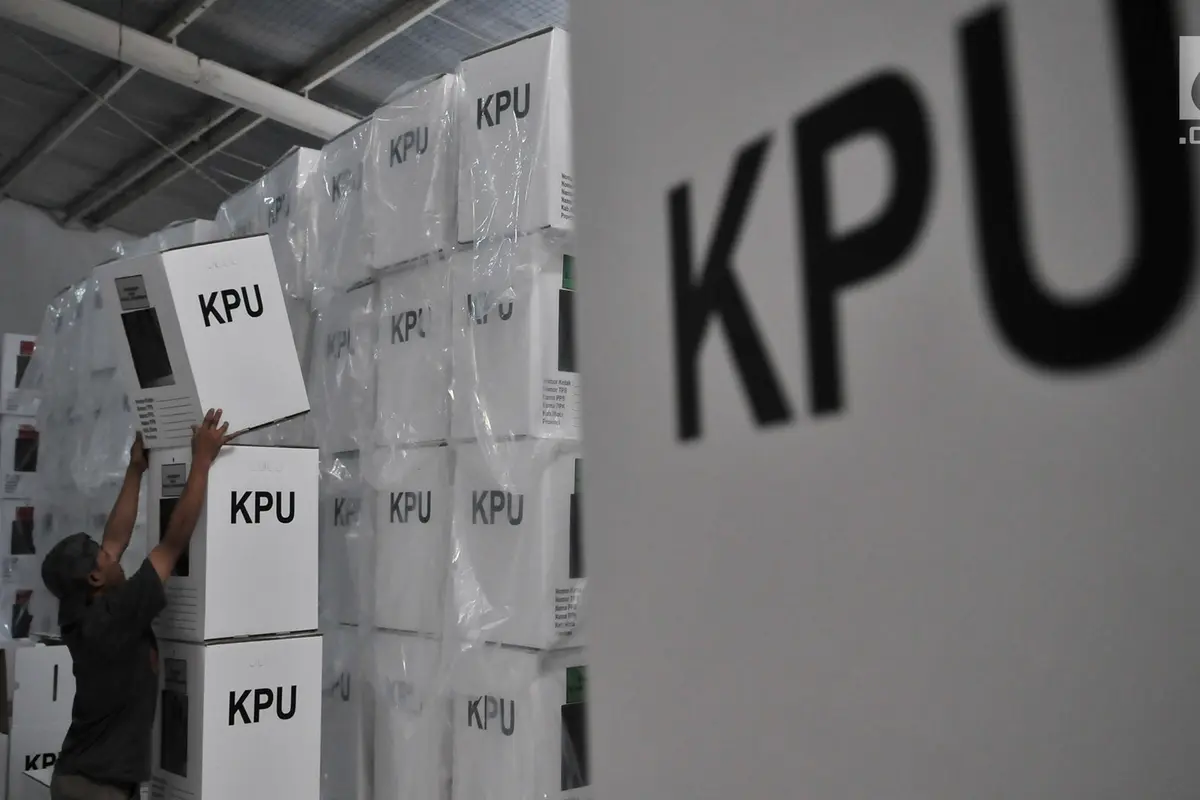Perakitan Kotak Suara di Gudang KPUD Bekasi