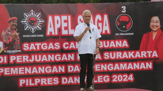 Ganjar Pranowo menghadiri apel siaga Satgas PDIP DPC Kota Surakarta di Taman Sunan Jogo Kali, Solo, Jawa Tengah, Minggu (24/12/2023).