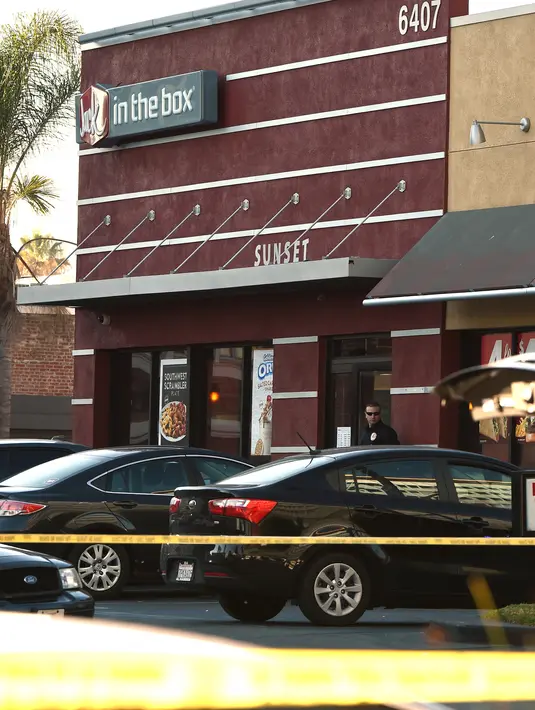 Kondisi di luar sebuah restoran cepat saji, di Hollywood, California, setelah aksi penyerangan dengan pisau, Selasa (31/1). Dua korban penikaman kritis, sementara satu lainnya luka ringan dan langsung dilarikan ke rumah sakit. (Robyn Beck/AFP)