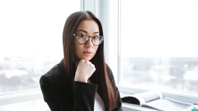 perempuan mandiri arogan angkuh serius