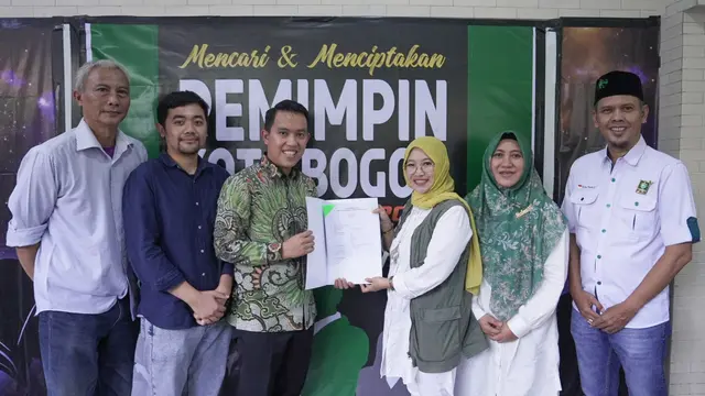 Bakal Calon Wali Kota Bogor Sendi Fardiansyah mengambil formulir pendaftaran sebagai Calon Wali Kota Bogor di DPC PDI Perjuangan dan Partai Kebangkitan Bangsa (PKB) Kota Bogor pada Kamis siang (18/4/2024)