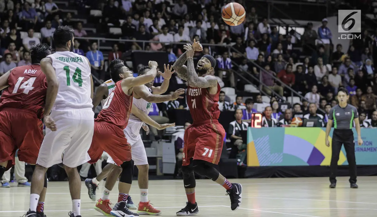 Pebasket putra Indonesia Jamarr Andre Johnson berebut bola dengan pebasket India saat laga final bola basket 18th Asian Games Invitation Tournament di Hall Basket Senayan, Senin (12/2). Timnas Indonesia meraih medali emas. (Liputan6.com/Faizal Fanani)