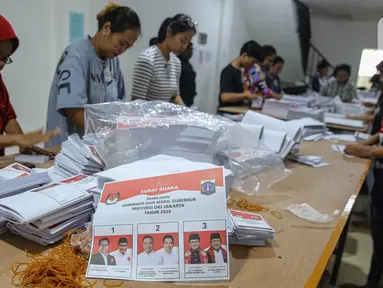 Pekerja menyortir dan melipat surat suara Pilkada DKI Jakarta 2024 di Gudang Logistik Komisi Pemilihan Umum (KPU) Jakarta Pusat, Rabu  (23/10/2024). (Liputan6.com/Angga Yuniar)