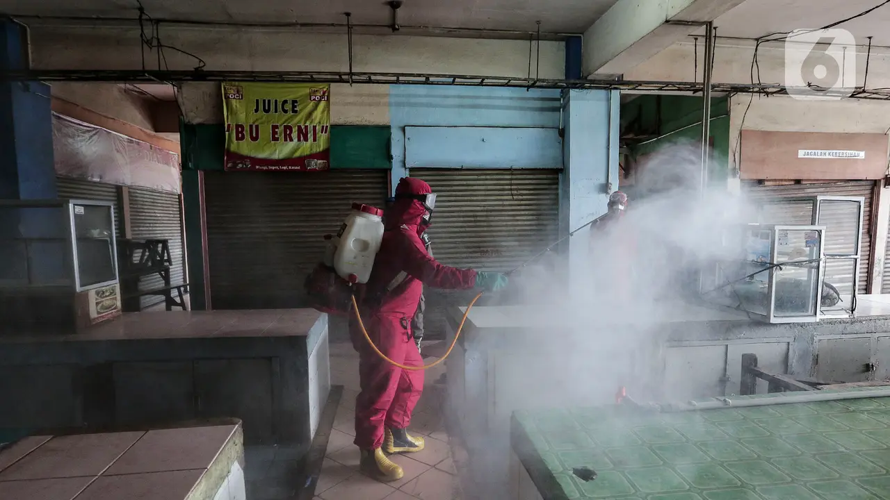 Ditutup Tiga Hari, Pasar Palmerah Disemprot Disinfektan