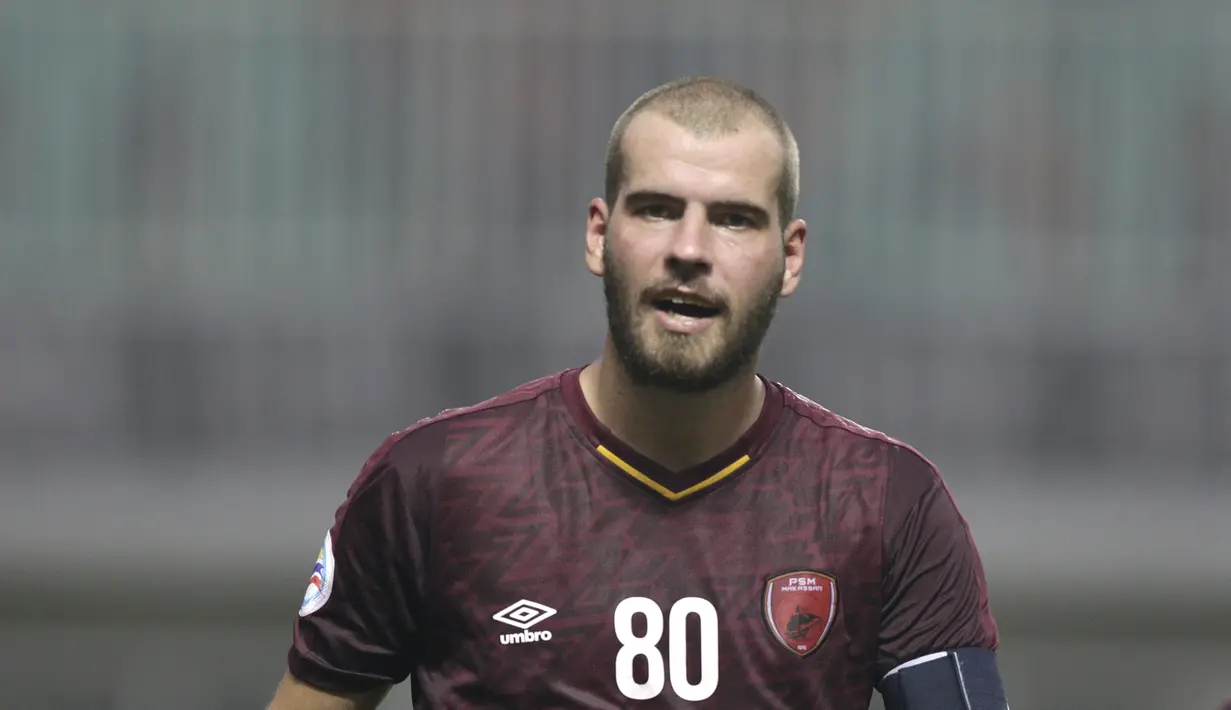 Wiljan Pluim menjadi roh permainan di lini serang skuat Juku Eja. Hampir seluruh pelatih calon lawan PSM Makassar mewaspadai pergerakan pemain berusia 30 tahun ini. (Bola.com/Yoppy Renato)