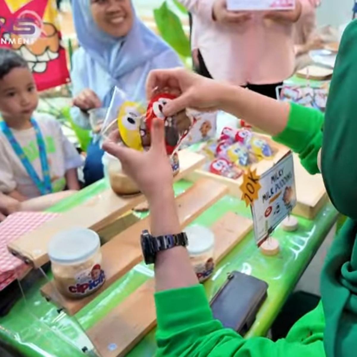 Potret Rayyanza Cipung Jualan Camilan Dibantu Nagita Slavina dan Rafathar, 'Bank Pusat' Mama Rieta Langsung Borong