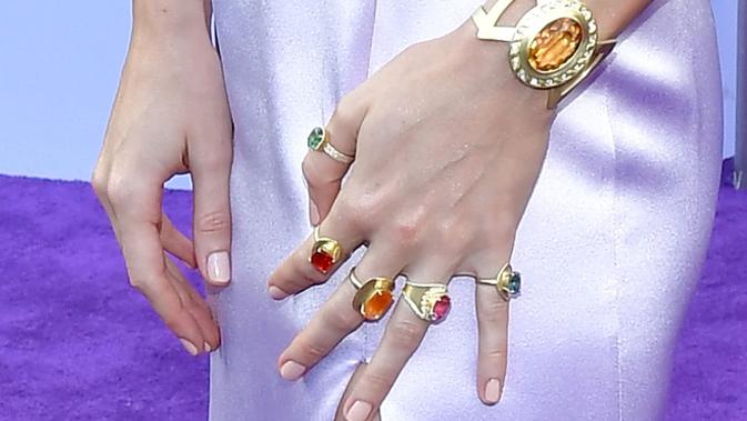 Brie Larson memakai aksesori Infinity Stones di world premiere Avengers: Endgame di Los Angeles, Amerika. (Amy Sussman / GETTY IMAGES NORTH AMERICA / AFP)