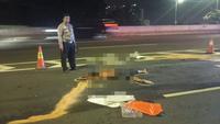 Seorang pemuda tewas mengenaskan setelah ditabrak mobil di Tol Ir Sedyatmo, Penjaringan, Jakarta Utara. (Foto: Istimewa)