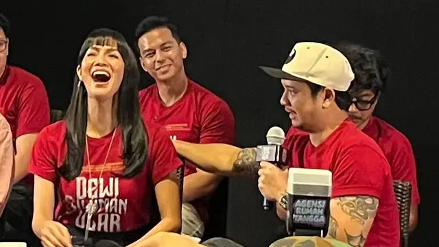 Derby Romero, memegang mic dalam konferensi pers trailer & poster film Dewi Siluman Ular yang diselenggarakan di kawasan Jakarta pada (1/10/2026). (Liputan6.com/Afradhiya N. R)