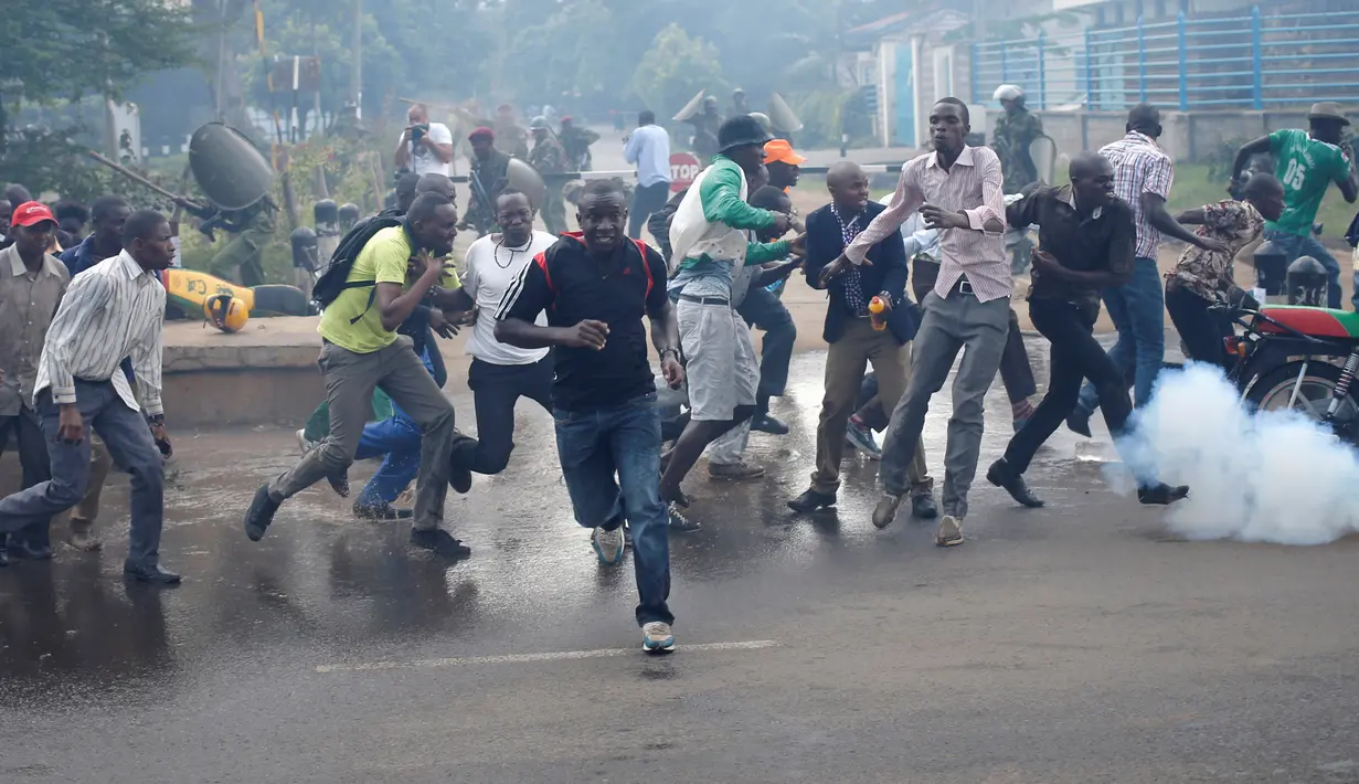  Pengunjuk rasa berlari menghindari gas air mata yang disemprotkan petugas saat bentrok di Nairobi, Kenya (16/5/2016). Mereka menuntut pembubaran otoritas pemilu karena adanya dugaan korupsi. (REUTERS/Goran Tomasevic)