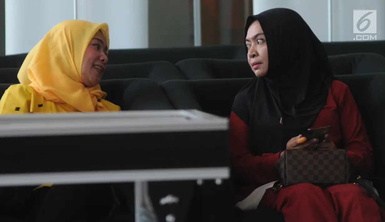 Mantan Anggota DPR Wa Ode Nurhayati (kanan) menunggu di gedung KPK untuk  pemeriksaan, Jakarta, Rabu (21/8/2019). Wa Ode diperiksa sebagai saksi kasus korupsi pengadaan proyek KTP Elektronik (E-KTP) untuk tersangka Direktur Utama PT Sandipala Arthaputra, Paulus Tannos. (merdeka.com/Dwi Narwoko)