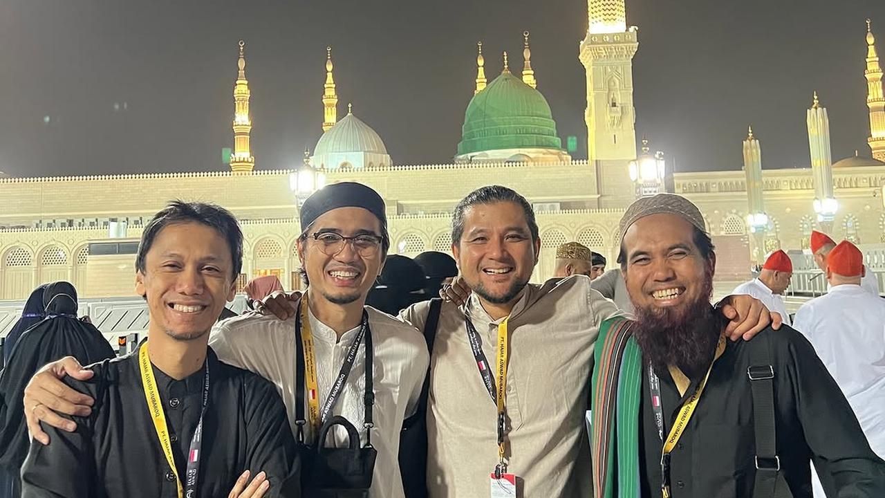 Momen Sakti Bagikan Momen Umrah Bareng Sheila On 7: Semoga Jadi Kisah Klasik untuk Masa Depan
