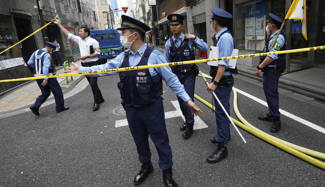 <p>Hingga kini petugas mengaku masih menyelidiki penyebab kebakaran. Ledakan itu terjadi di daerah dekat stasiun kereta api yang dipenuhi bar dan restoran yang populer di kalangan pekerja kantoran. (AP Photo/Eugene Hoshiko)</p>