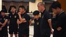 <p>Reaksi kecewa asisten pelatih Timnas Indonesia U-20, Nova Arianto (kanan kedua) setelah FIFA membatalkan Indonesia sebagai tuan rumah Piala Dunia U-20 2023 pada Rabu (29/03/2023) malam WIB. (Dok. PSSI)</p>