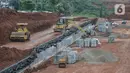 Aktivitas pekerja menyelesaikan proyek Tol Cijago seksi 3 ruas Limo-Kukusan, Tanah Baru, Depok, Jawa Barat, Minggu (3/10/2021). Dirut PT Translingkar Kita Jaya Hilman Muchsin mengungkapkan proyek Tol Cijago seksi 3 ruas Cinere-Limo ditargetkan beroperasi Februari 2022. (merdeka.com/Iqbal S. Nugroho)