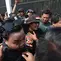 Koordinator Aliansi Masyarakat Pati Bersatu (AMPB) Supriyono alias Botok, didampingi sejumlah rekan pendemo, memasuki gedung DPR dengan pengawalan petugas kepolisian saat aksi di Jakarta, Kamis (27/8/2026). (KLY/Budy Santoso)