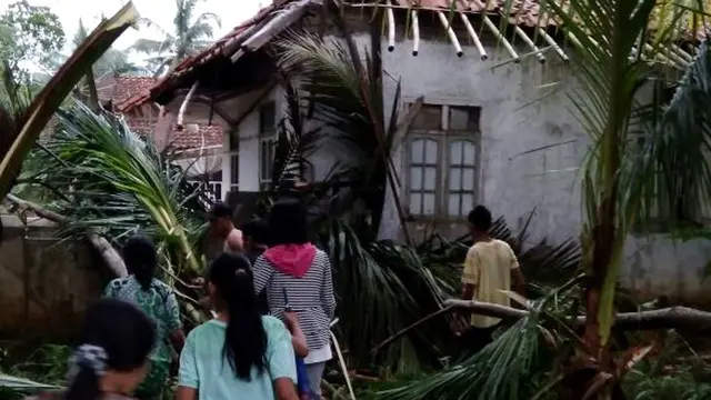 Rumah roboh tertimpa pohon akibat terjangan angin langkisau. (Foto: Liputan6.com/BPBD Cilacap/Muhamad Ridlo)