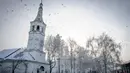 Sebuah gereja berwarna putih karena diselimuti salju yang dikelilingi pohon di desa wisata Suzdal, Rusia (23/1). Suzdal merupakan daerah bersejarah yang menjadi satu pemukiman tertua di Rusia. (AFP Photo/Mladen Antonov)